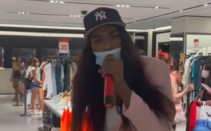 Nicki Minaj Rewards Mall Security Guard For Not Stopping A Fan’s Impromptu Karaoke Session