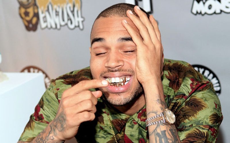 Chris Brown Shows Off His 24KT Gold Grills