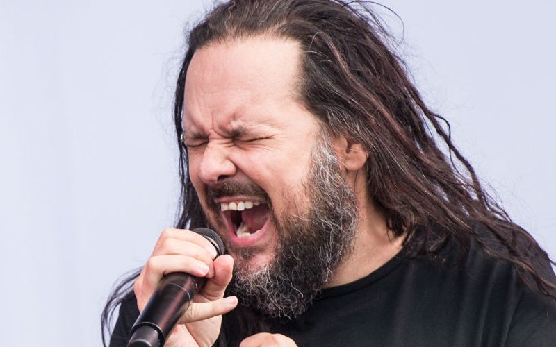 Korn’s Jonathan Davis Needs Oxygen Mask On Stage While Recovering From COVID-19