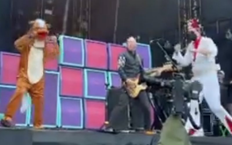 Green Day Pranks Weezer On Stage During Co-Headlining Tour