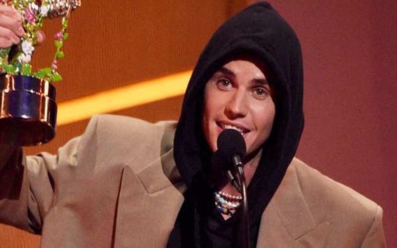 Justin Bieber Shows Big Support For Conor McGregor At VMAs