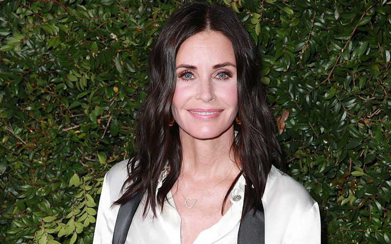 Courteney Cox Shocks Fans Of ‘Friends’ By Showing Up At Warner Bros. Gift Shop