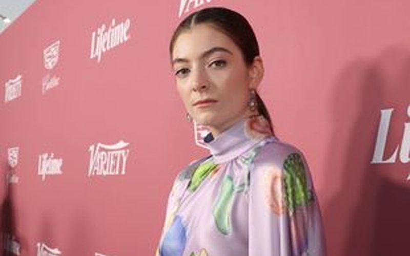 Lorde Possibly Engaged As She Wears Dazzling Diamond Ring At Red Carpet Event