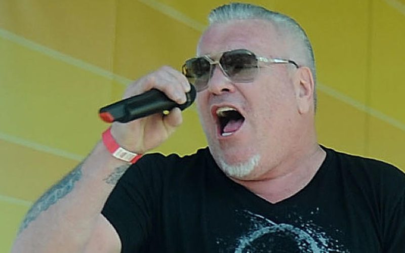 Smash Mouth Lead Singer Threatens To Kill Fan’s Entire Family During Concert