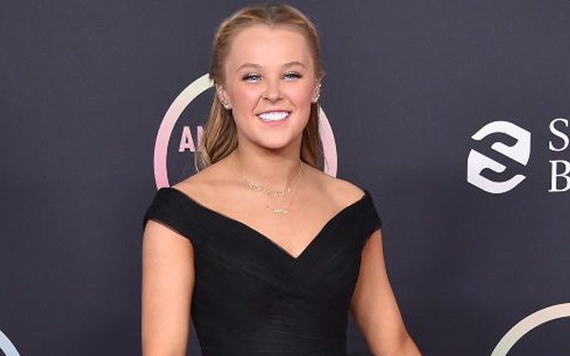 JoJo Siwa Wears Dress & Heels For The First Time At The AMAs