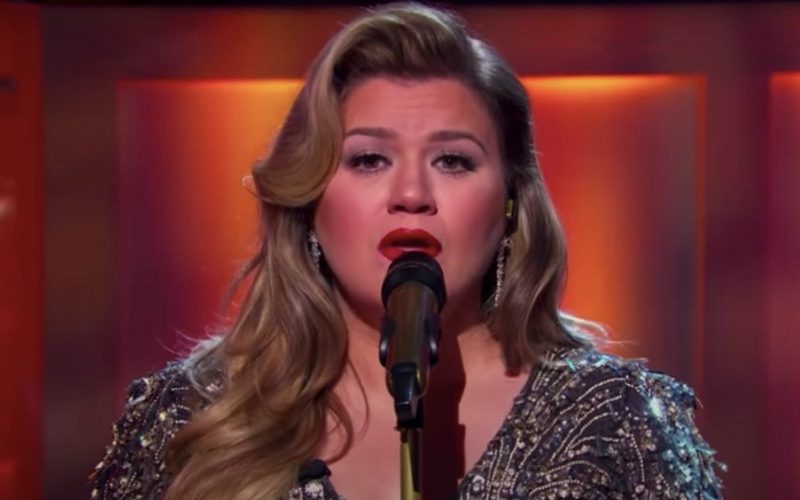 Kelly Clarkson Tears Up Over Feeling Alone For Christmas Amid Divorce