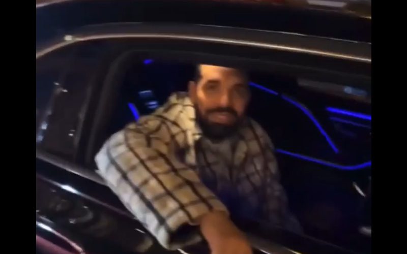 Drake Hands Out Stacks Of Cash To Strangers On Christmas