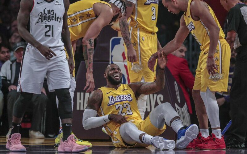 LeBron James Is Sidelined After Concerning Knee Injury