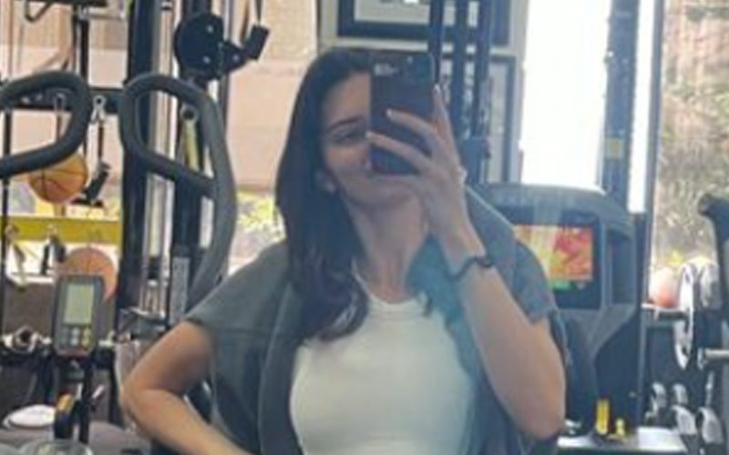 Kendall Jenner Stuns In Crop Top Gym Selfie