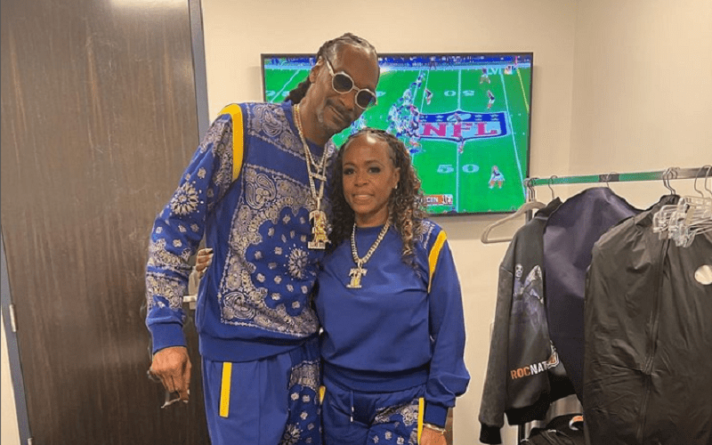 Snoop Dogg Rocks Matching Outfit With Wife Shante Broadus To Super Bowl