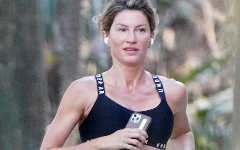Gisele Bündchen Flaunts Her Toned Abs While Jogging