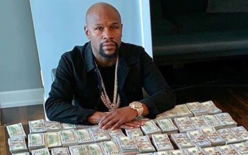 Floyd Mayweather Hands Out $100 Bills To Kids Outside Lakers Game
