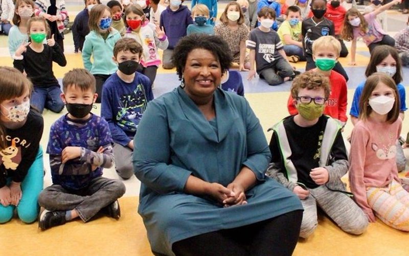 Stacey Abrams Slammed For Not Wearing Mask In Photo With Children