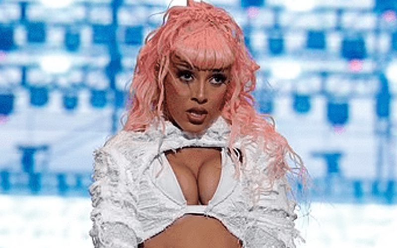 Doja Cat Takes The Stage In Skimpy White Bra With Matching Booty Shorts