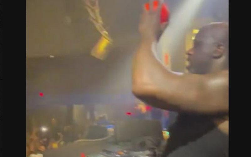 Shaquille O’Neal Nails A Perfect Free Throw During DJ Set