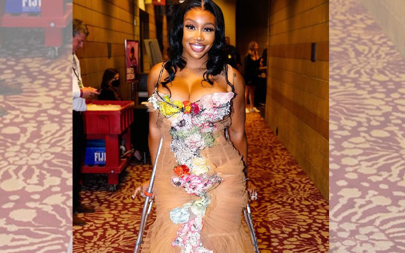 SZA Explains Why She Was On Crutches At The Grammys