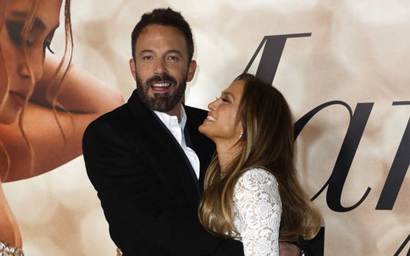 Jennifer Lopez & Ben Affleck Officially Announce Engagement