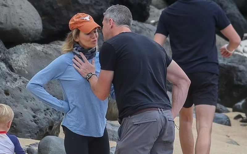 Renee Zellweger & Ant Anstead Pack On The PDA At The Beach