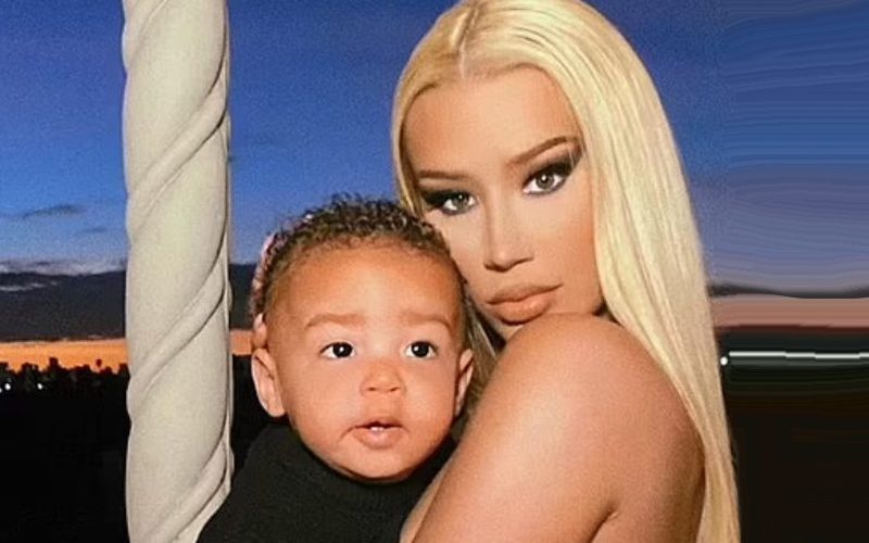 Iggy Azalea Slams American Airlines For Selling Her & Son Onyx’s Seats