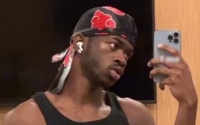 Lil Nas X Shows Off His Abs In New Gym Selfie