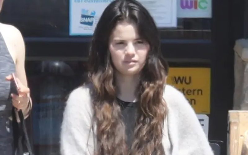 Selena Gomez Spotted Rocking Makeup Free Look While Grocery Shopping