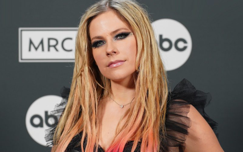Avril Lavigne Halts ‘Luv Sux’ Tour Due To Positive COVID-19 Case