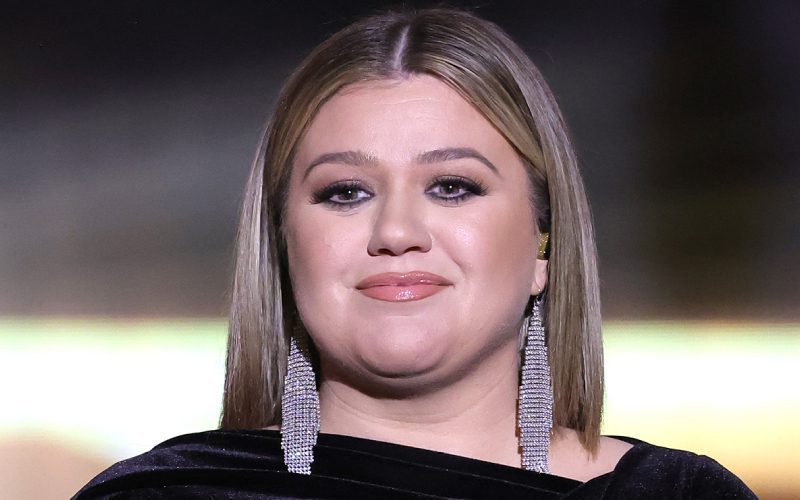 Kelly Clarkson Quits ‘The Voice’ To Spend More Time With Her Children