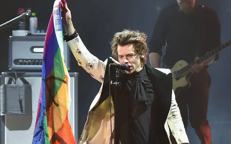 Harry Styles Helps Fan Come Out During His London Concert