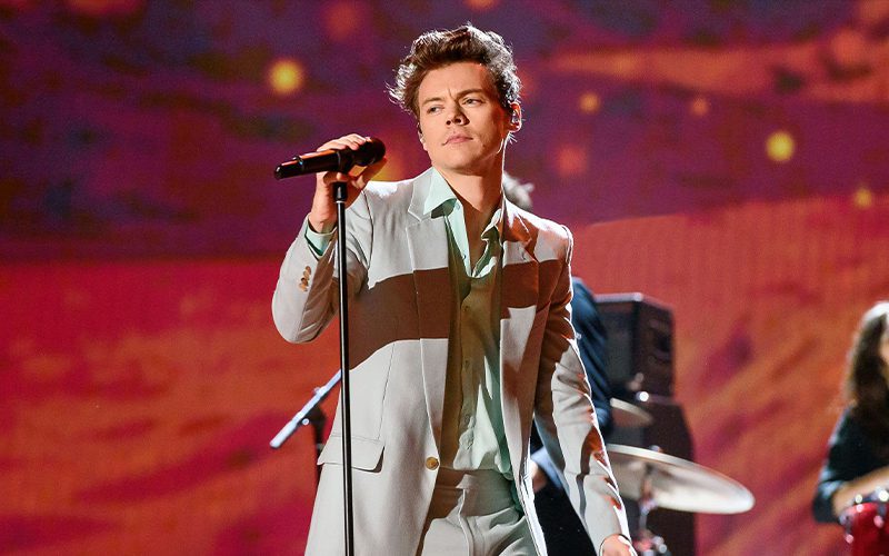 Harry Styles Postpones Chicago Concert Due To ‘Band & Crew Illness’