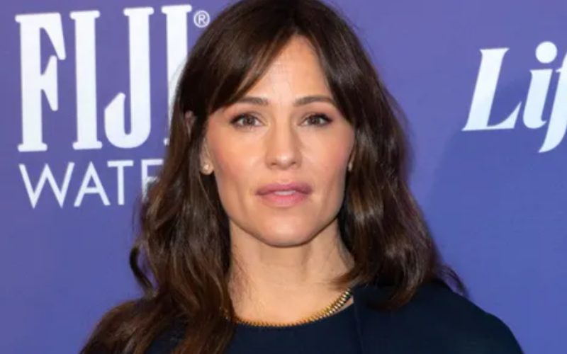 Jennifer Garner Warns Against ‘Injecting Anything Into Your Face’