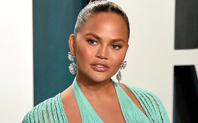 Chrissy Teigen Claps Back At Fan Who Didn’t ‘Recognize’ Her