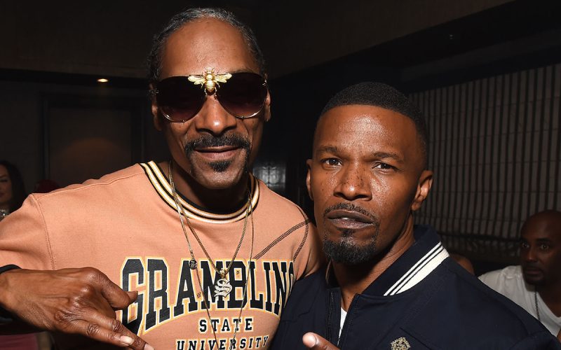 Snoop Dogg Gives Death Row Records Chain To Jamie Foxx
