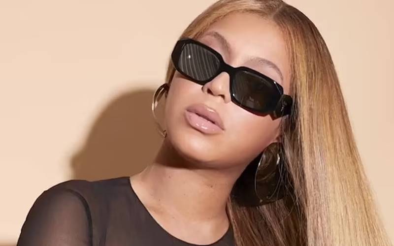 Beyoncé Shows Off Her Assets In Scorching Black Cutout Dress