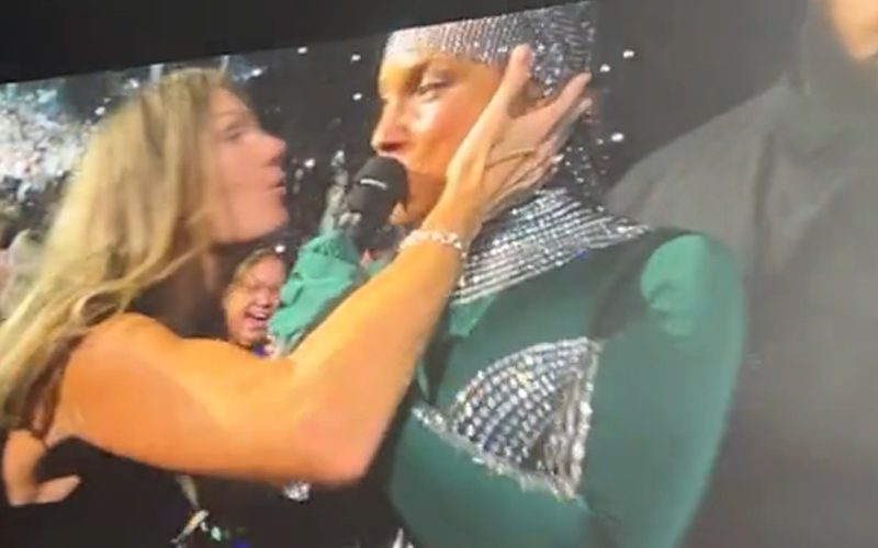 Alicia Keys Has Hilarious Reaction To Fan Kissing Her During Live Concert