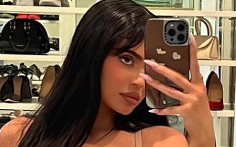 Kylie Jenner Wakes Fans Up With Jaw-Dropping Bra Photo