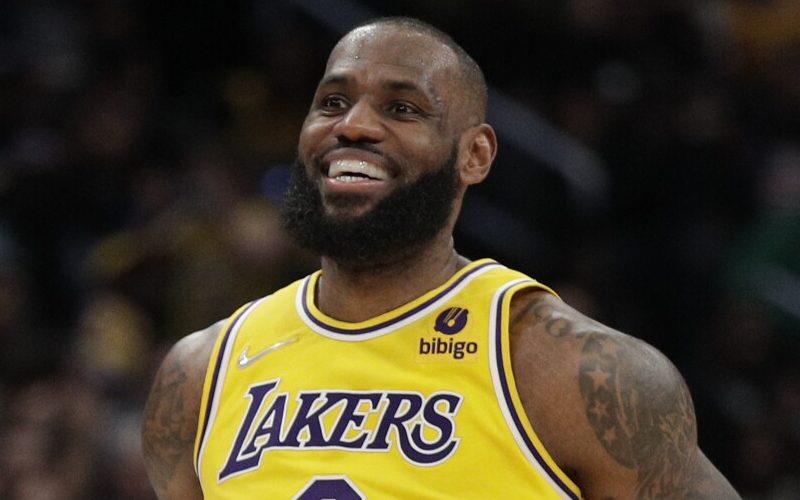 Lakers’ LeBron James to Avoid Surgery for Foot Injury