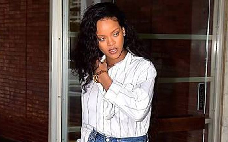 Rihanna Helps Restaurant Staff Clean Up After Girl’s Night Out