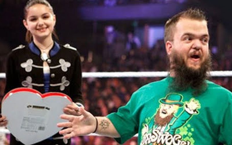 Ariel Winter Once Kissed Hornswoggle On Live WWE Television